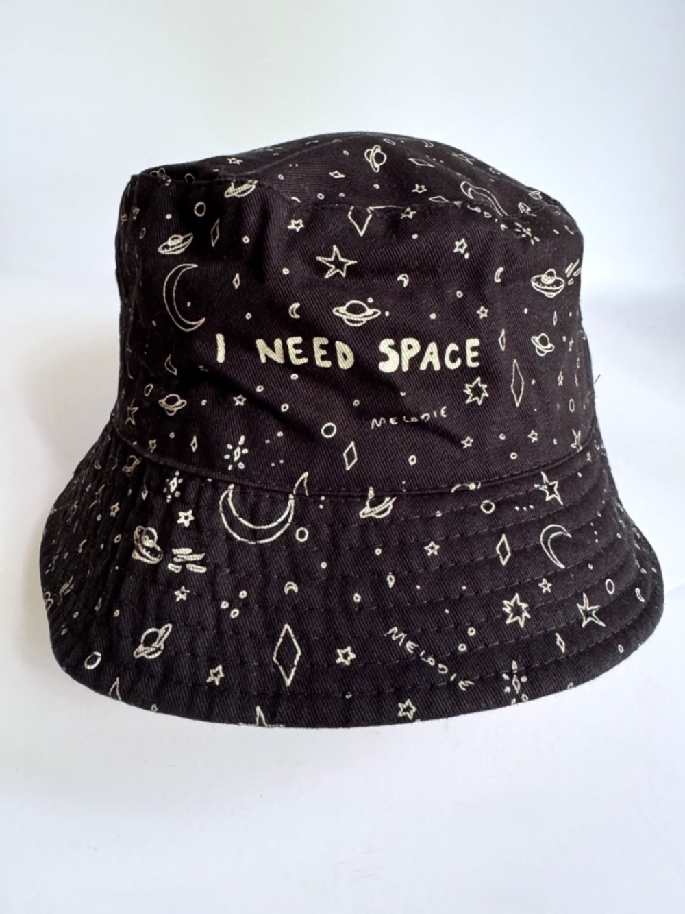 Melodie I Need Space Reversible Black and Tan Bucket Hat